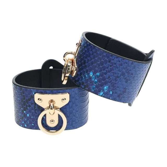 Cătușe OUCH! Handcuffs - Florence Collection. pentru jocuri erotice BDSM. design de piele de șarpe. cu lanț auriu. culoare albastru