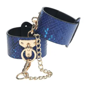 Cătușe OUCH! Handcuffs - Florence Collection. pentru jocuri erotice BDSM. design de piele de șarpe. cu lanț auriu. culoare albastru