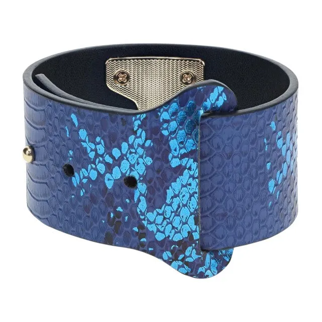 Cătușe OUCH! Handcuffs - Florence Collection. pentru jocuri erotice BDSM. design de piele de șarpe. cu lanț auriu. culoare albastru