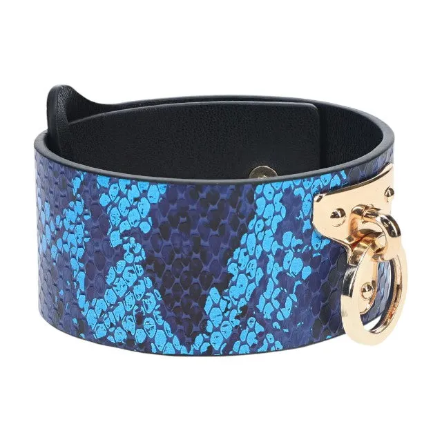 Cătușe OUCH! Handcuffs - Florence Collection. pentru jocuri erotice BDSM. design de piele de șarpe. cu lanț auriu. culoare albastru